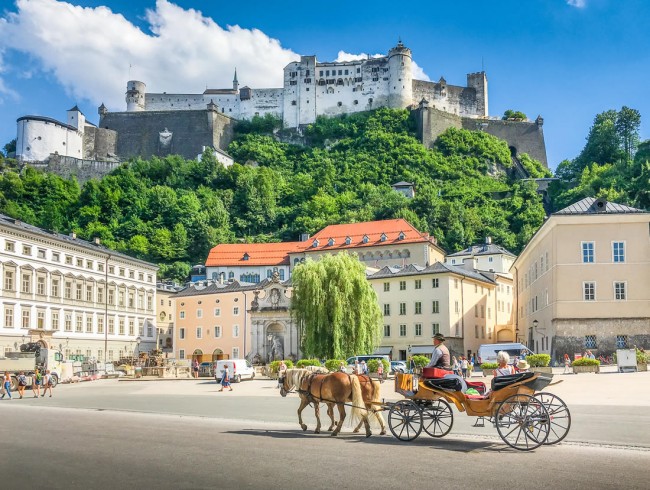 Fiaker in der Mozartstadt Salzburg mit der Festung Hohensalzburg